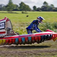 Alucina con estos vídeos de carreras de hovercrafts: cogiendo curvas a 130 km/h por tierra y agua ¡y sin frenos! 