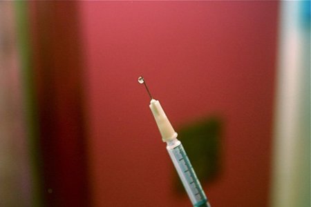 Los pediatras recomiendan adelantar la vacuna del sarampión en los bebés
