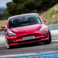 El Tesla Model 3 se corona como el coche eléctrico más vendido del mundo en 2020... pero ojo con el Renault ZOE