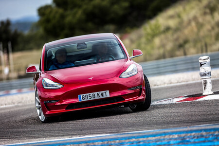 El Tesla Model 3 se corona como el coche eléctrico más vendido del mundo en 2020... pero ojo con el Renault ZOE