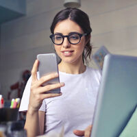 En la promesa de trabajar menos horas y olvidarnos del móvil fuera del trabajo hay un problema: una sentencia de Madrid