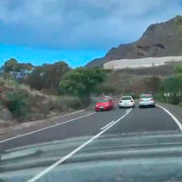 Adelanta en curva y sin visibilidad y queda retratado en vídeo: la DGT busca a este conductor temerario