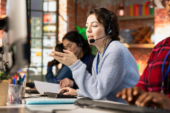 Mujer en un call centerc