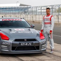 ¡Olvídate del manejo autónomo! Este Nissan GT-R se conduce con un control de Playstation 