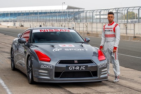 ¡Olvídate del manejo autónomo! Este Nissan GT-R se conduce con un control de Playstation