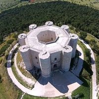 Este castillo de Italia parece una tuerca desde las alturas 