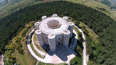 Este castillo de Italia parece una tuerca desde las alturas