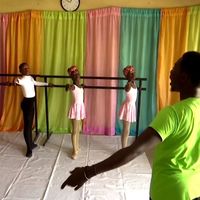 El niño nigeriano que nos emocionó bailando bajo la lluvia, recibe una beca de una prestigiosa escuela internacional de ballet