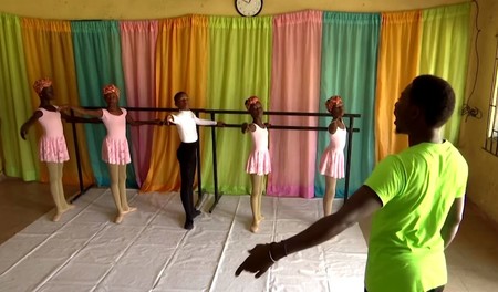 El niño nigeriano que nos emocionó bailando bajo la lluvia, recibe una beca de una prestigiosa escuela internacional de ballet