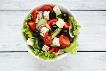 Sabrosa, saludable y fresquita: receta de ensalada griega para aliviar el calor del verano