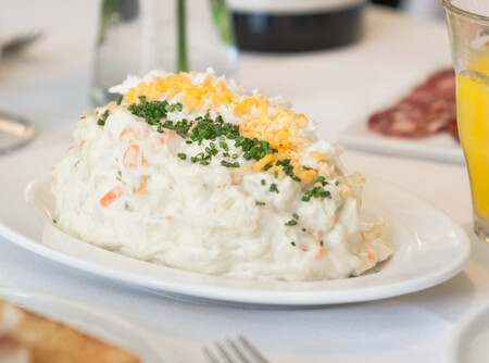 Cómo mejorar la ensaladilla rusa, según cuatro chefs que la clavan siempre