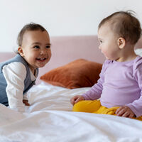 ¿Por qué los bebés prefieren balbucear entre ellos que hablar con adultos? Se llama contagio emocional  