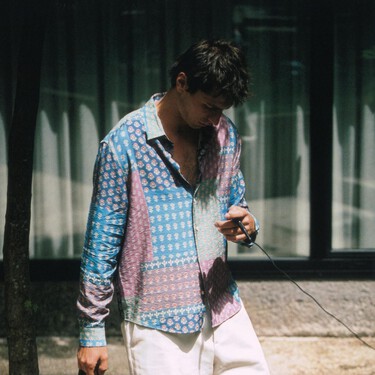 Zara se apunta al regreso del patchwork con una camisa retro al estilo de los sesenta que es pura nostalgia y sofisticación para el verano