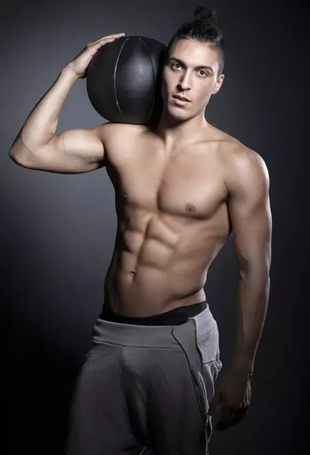 Consigue un abdomen de acero trabajando con balón medicinal