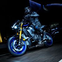 La Yamaha MT-10 SP es el lado más oscuro de las naked japonesas con 166 CV y suspensiones electrónicas Öhlins
