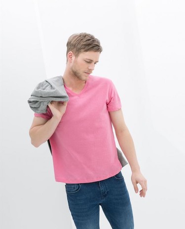 Bueno, bonito y barato: 5 camisetas para hombre a precios increíbles