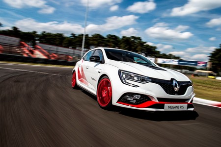 ¡Continúa la guerra! El Renault Mégane R.S. Trophy-R marca un nuevo récord en Nürburgring: 7:40.1