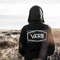 Camisetas, sudaderas y más: últimas horas de rebajas Vans en El Corte Inglés para renovar tu armario a mitad de precio  
