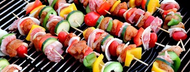 Seis recetas de brochetas y pinchos para el picoteo del finde y despedir agosto con alegría