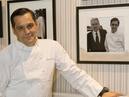 El Chef Isaac Loya Junto A Un Retrato En El Que Aparece Con Miguel Loya Su Padre