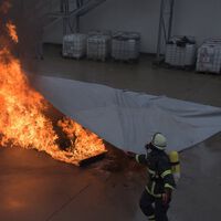 Se ha convertido en una valiosa herramienta para los bomberos, pero la manta 'china' que apaga el fuego de un coche eléctrico tiene un problema
