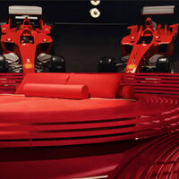 Ferrari se pasa el juego de Airbnb: ha puesto una cama en mitad de su museo para que duermas rodeado de Fórmula 1