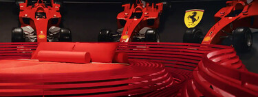 Ferrari se pasa el juego de Airbnb: ha puesto una cama en mitad de su museo para que duermas rodeado de Fórmula 1