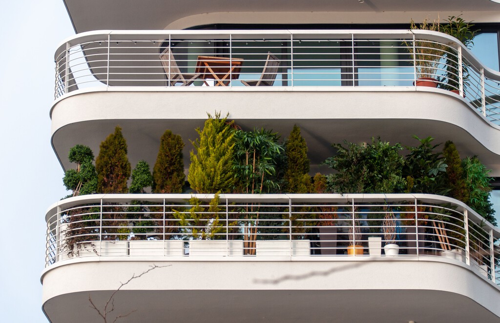 Las jardineras de piedra están bien, pero si tienes un balcón o terraza pequeña, esta alternativa quedará mucho mejor  