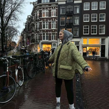 Carrefour vende la chaqueta acolchada más ligera y cómoda de 2025: es impermeable y fácil de combinar