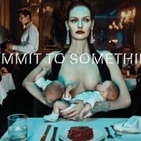 La polémica está servida: utilizan la foto de una mujer amamantando en un restaurante de lujo como reclamo publicitario