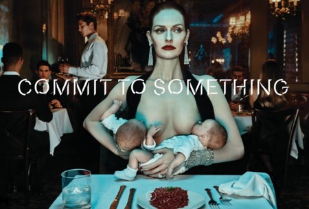 La polémica está servida: utilizan la foto de una mujer amamantando en un restaurante de lujo como reclamo publicitario