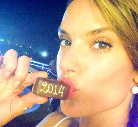 El año nuevo de las celebrities internacionales, pegadas a su móvil...