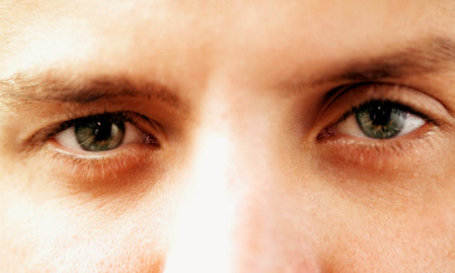 La cosmética de hombre de las bolsas en los ojos