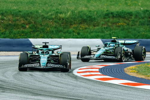 Fernando Alonso e Adrian Newey Aston Martin fórmula 1. Imagem: Xataka