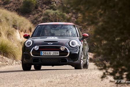 Descubrimos el "go-kart feeling" de la gama MINI John Cooper Works en su entorno ideal: un tramo de rally