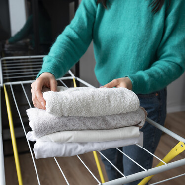 El tendedero plegable en forma de torre que se vuelve invisible cuando no lo utilizamos y será un must hasta que se vaya la borrasca