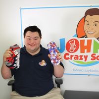 Los locos calcetines de John, que tiene síndrome de Down, un negocio millonario y muy solidario que rompe estereotipos