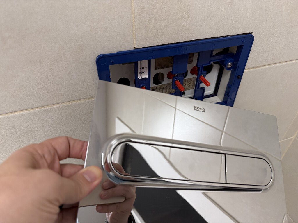 Tengo una cisterna empotrada y automática: así la regulo para gastar menos agua 