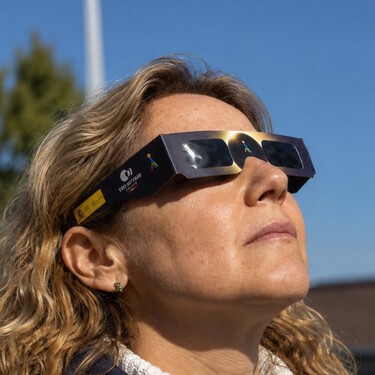 Los expertos advierten sobre el eclipse: "Las radiografías y los cristales ahumados no sirven. Solo se puede ver con gafas que lleven el filtro ISO 12312-2"