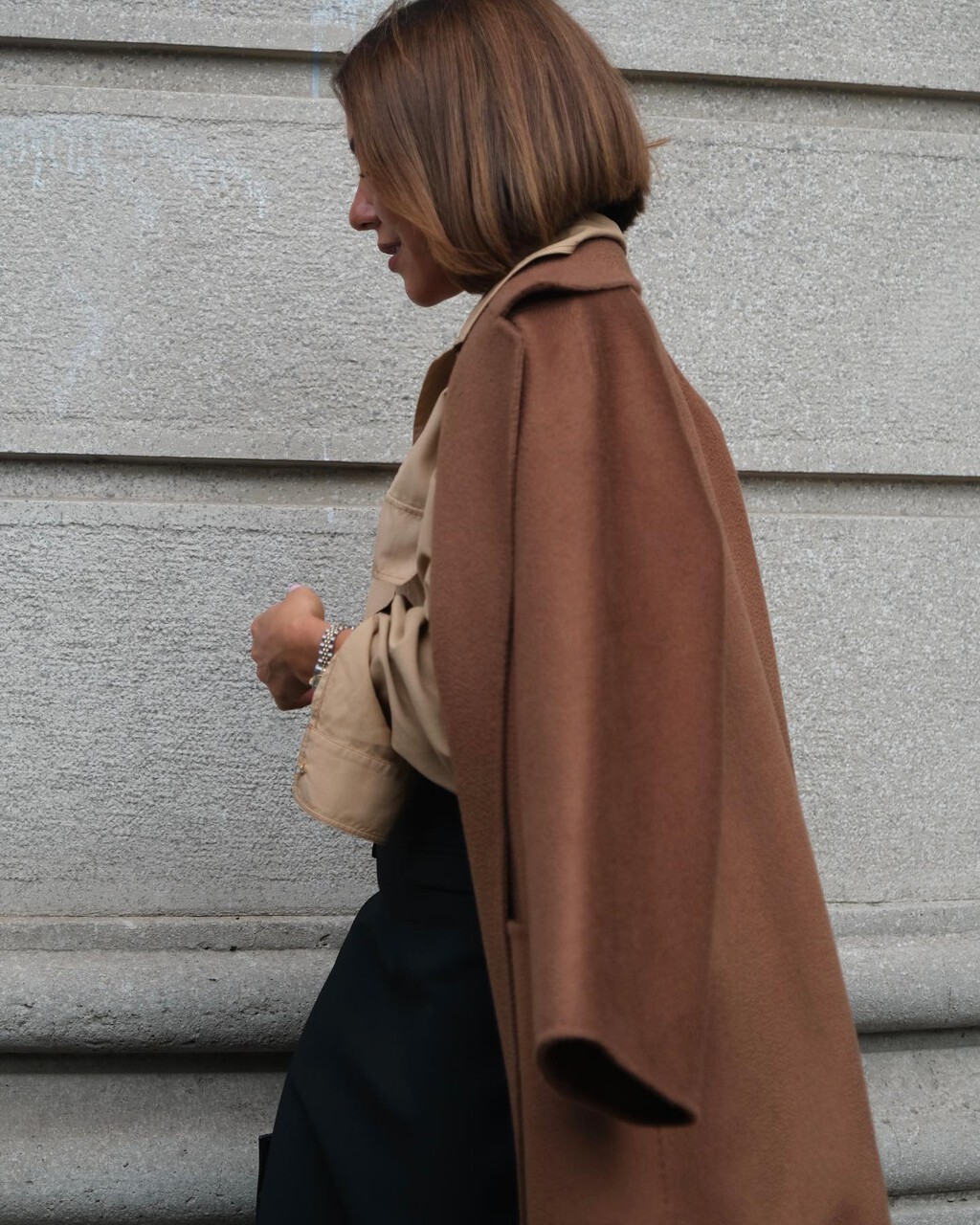 Massimo Dutti vende el abrigo más elegante color cacao que eleva cualquier look de lunes a domingo 