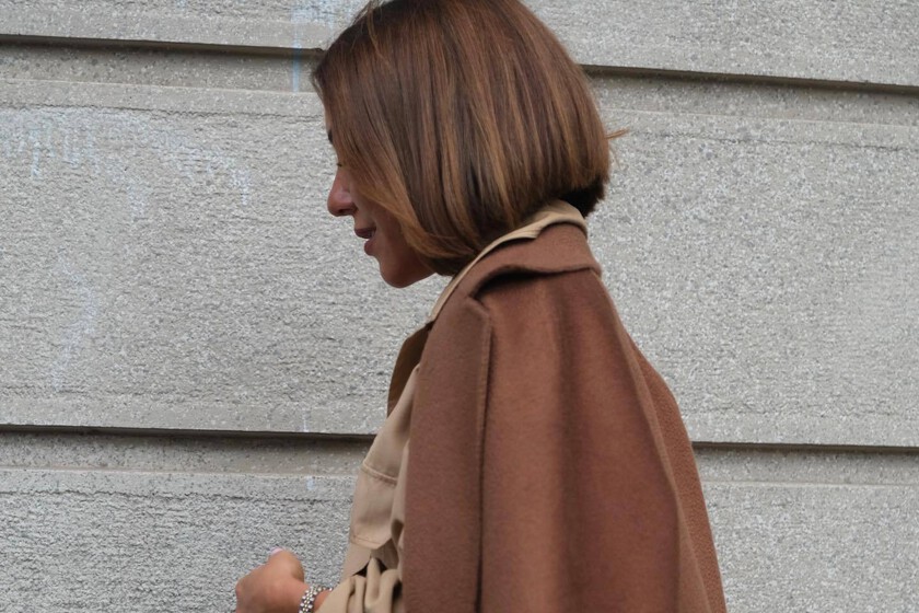 Massimo Dutti vende el abrigo más elegante color cacao que eleva cualquier look de lunes a domingo