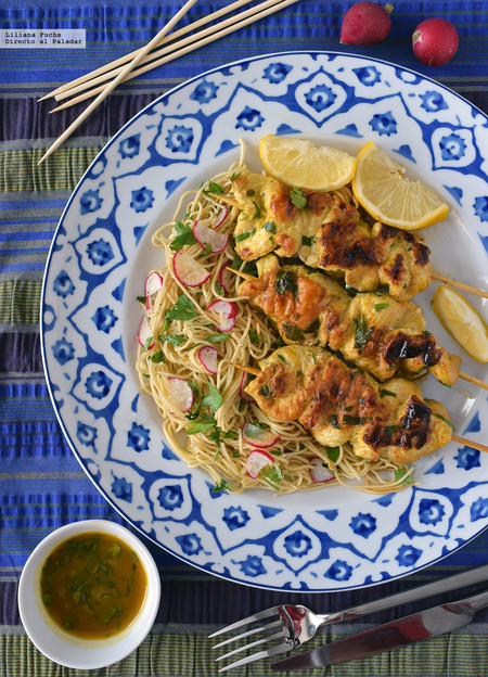 Satay de pollo marinado con ensalada de noodles: receta de inspiración tailandesa