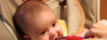 Expertos en nutrición alertan de que los padres tardan mucho en ofrecer comida no triturada a los bebés