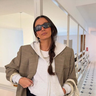 Así son los pantalones anchos que han llegado a Stradivarius para llevar a la oficina con americana