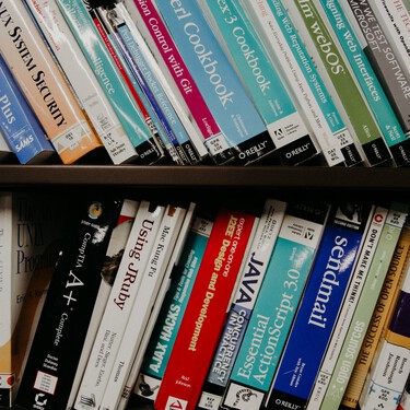 Nunca te lo preguntaste, pero tiene explicación: el misterio editorial de por qué hay lomos de libros que se leen de arriba a abajo y viceversa