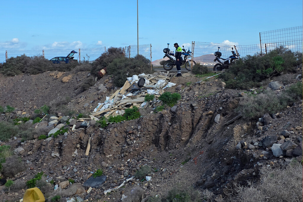 Alguien vertió tres metros cúbicos de amianto en Las Palmas. Lo pillaron porque se anunciaba en internet como gestor sin licencia