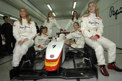 La lluvia estropea el día de las chicas piloto en Valencia