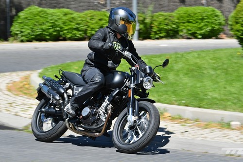 Probamos la SWM Ace of Spades 125: una moto scrambler asequible para el carnet B con margen de mejora