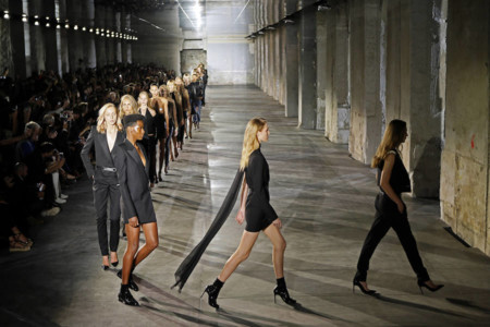 El look masculino en el debut de Vaccarello para Saint Laurent que está dando de que hablar