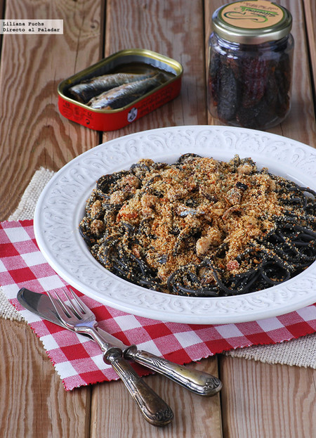 Espaguetis al negro de sepia con provenzal de sardinas: receta de pasta marinera